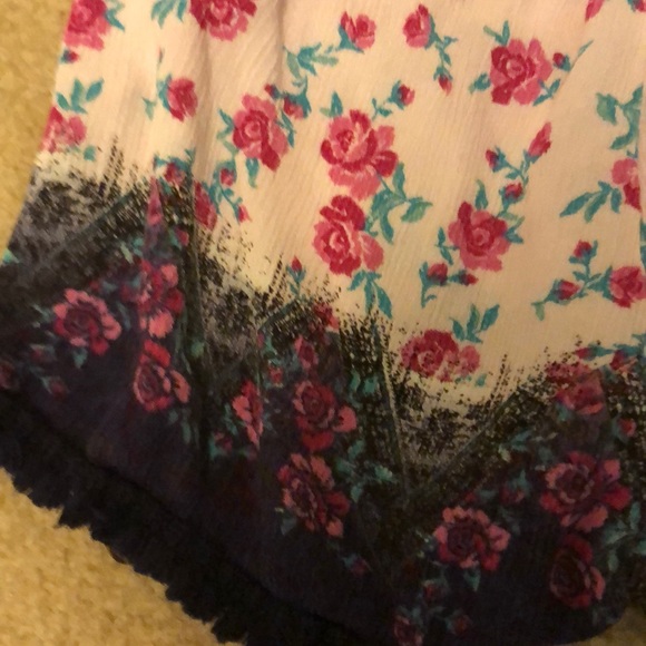 Fun patterned shorts - Picture 3 of 4